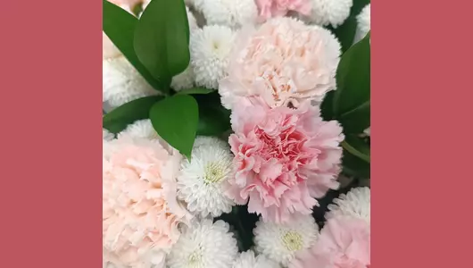 Воздушный букет из&nbsp;кустовой хризантемы и&nbsp;гвоздики FMART by flowwow