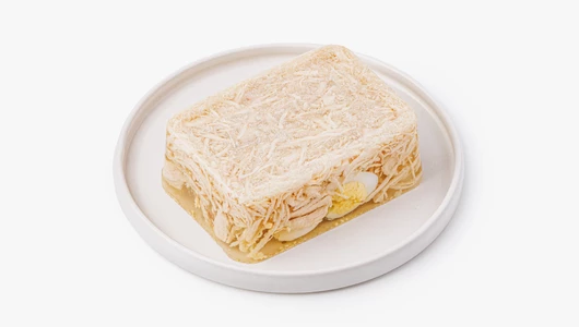 Заливное из&nbsp;грудки цыпленка с&nbsp;перепелиным яйцом