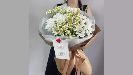 Букет из&nbsp;ромашек в&nbsp;крафт FMART by flowwow