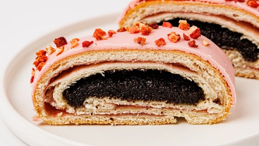 Булочка маковая с клубничным конфитюром,кафе