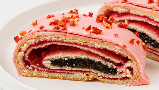 Булочка маковая с клубничным конфитюром,кафе