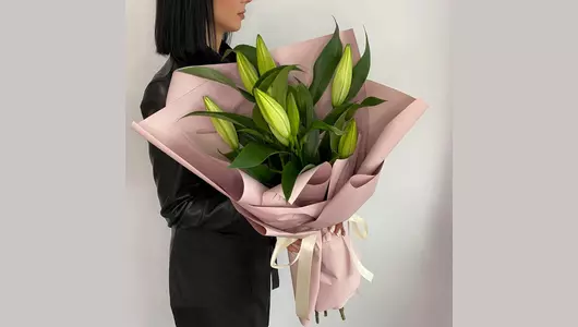 Лилия в&nbsp;дизайнерском оформлении FMART by flowwow