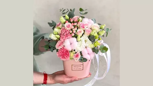 Цветы в&nbsp;коробке «Клубничный коктейль» с&nbsp;эустомой FMART by flowwow