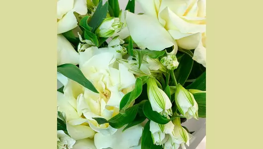 Авторский букет с&nbsp;французскими розами и&nbsp;альстромерией "Мятный леденец" FMART by flowwow