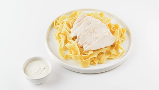 Паста с курицей в соусе альфредо