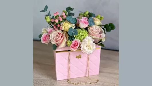 Цветы в&nbsp;сумочке Комплимент королеве FMART by flowwow