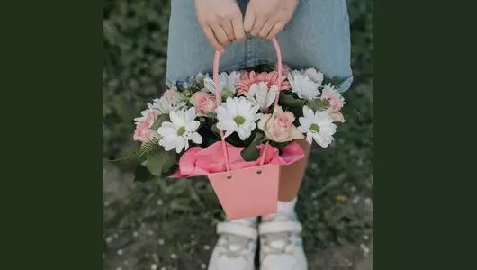 Авторский букет в сумочке из роз акуна и хризантем