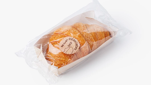 Круассан с ветчиной из индейки, омлетом и моцареллой, кафе Круассан с ветчиной из индейки, омлетом и моцареллой, кафе