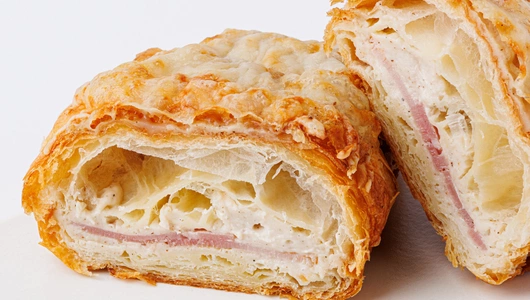 Круассан с ветчиной и соусом бешамель, кафе