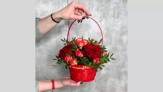 Красная корзиночка с&nbsp;розами FMART by flowwow
