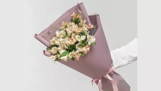 Букет из&nbsp;11 альстромерий нежный микс в&nbsp;оформлении