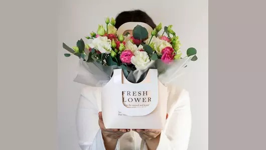 Композиция в&nbsp;сумочке «Утренний свет» из&nbsp;кустовой розы и&nbsp;эустомы FMART by flowwow