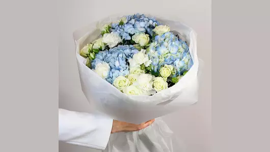 Авторский букет из&nbsp;гидрангии и&nbsp;кустовой розы "Облака" FMART by flowwow
