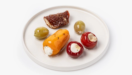 Ассорти из&nbsp;оливок, томатов и&nbsp;перца, фаршированные сливочным сыром в&nbsp;масле