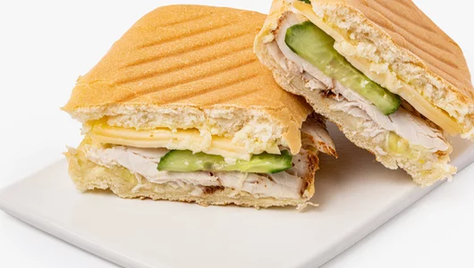 Панетта с&nbsp;запеченной индейкой, сыром Гауда и&nbsp;горчичным соусом, кафе