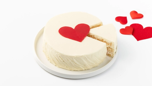 Торт бисквитный "С любовью!" с&nbsp;клубничной начинкой