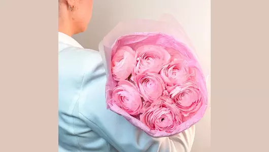 Монобукет из&nbsp;7 ранункулюсов "Искры счастья" FMART by flowwow