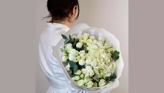 Авторский букет из&nbsp;гортензии, хризантемы и&nbsp;кустовой розы «Белые ночи»  FMART by flowwow