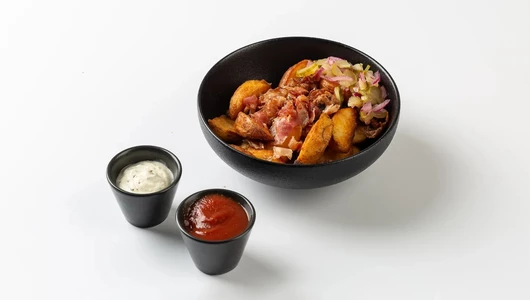 Картофель по-деревенски с мясным фаршем, беконом и маринованными огурцами