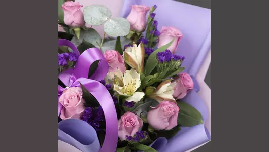 Букет из&nbsp;роз и&nbsp;альстромерии