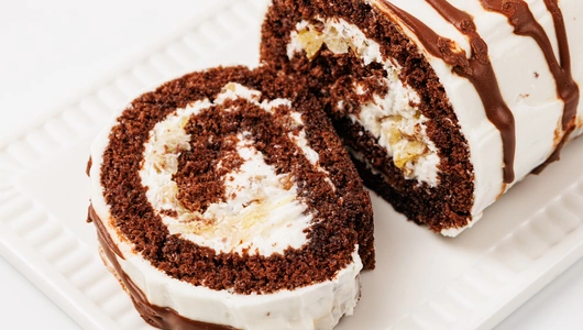 Рулет с ананасом, грецким орехом и сметанным кремом