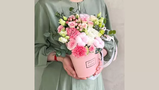 Цветы в&nbsp;коробке «Клубничный коктейль» с&nbsp;эустомой FMART by flowwow