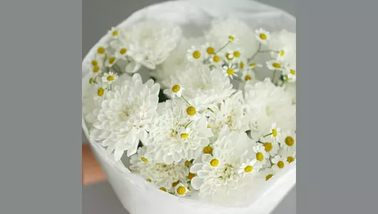 Полевой букет белоснежные хризантемы и&nbsp;ромашки в&nbsp;крафте FMART by flowwow