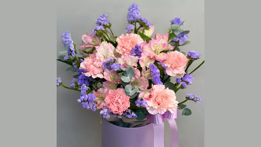 Цветы в&nbsp;коробке розовые диантусы с&nbsp;лавандовой статицей «Сиреневый» FMART by flowwow