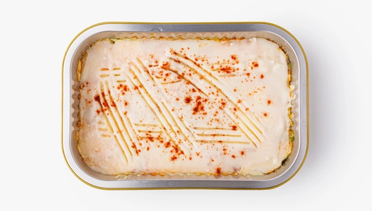 Запеканка картофельная с курицей, томатами и соусом песто