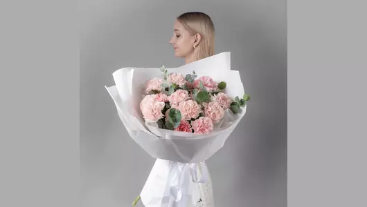 Букет из&nbsp;15 розовых гвоздик с&nbsp;эвкалиптом FMART by flowwow