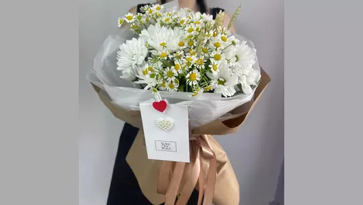 Букет из&nbsp;ромашек в&nbsp;крафт FMART by flowwow