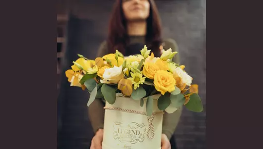 Шляпная коробка из&nbsp;каллы, роз и&nbsp;хризантем в&nbsp;шляпной коробке