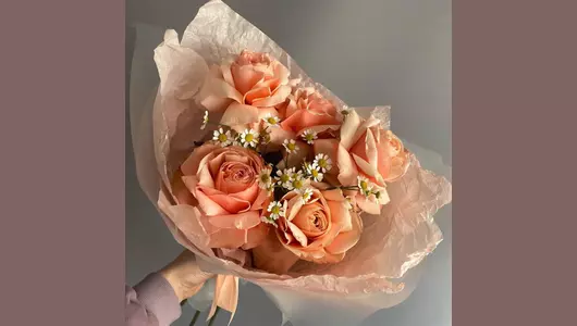 Букет из роз кахала с ромашкой FMART by flowwow