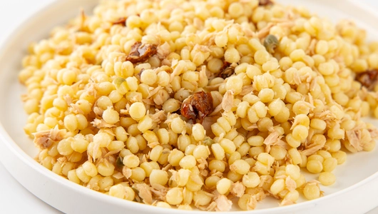 Паста-салат из фрегулы с тунцом и вялеными томатами