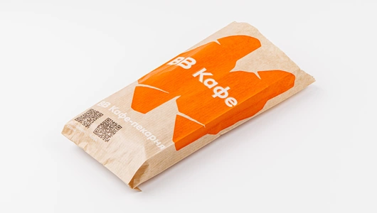 Панини с курицей-гриль, моцареллой и огуречным релишем, кафе Панини с курицей-гриль, моцареллой и огуречным релишем, кафе