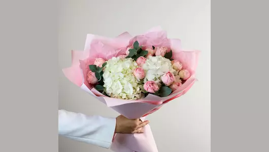 Авторский букет из&nbsp;кустовой розы и&nbsp;гортензии «Розовый пломбир» FMART by flowwow