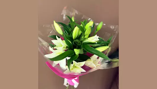 Букет из&nbsp;5 белоснежных лилий в&nbsp;дизайнерской упаковке