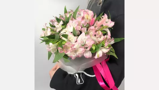 Нежные альстромерии в&nbsp;коробке FMART by flowwow