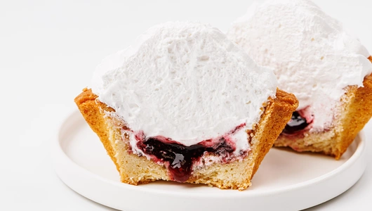 Корзиночка с белковым кремом и ягодным джемом, кафе