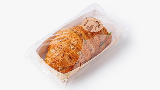 Круассан темно-зерновой со свиным окороком и медово-горчичной заправкой, кафе Круассан темно-зерновой со свиным окороком и медово-горчичной заправкой, кафе