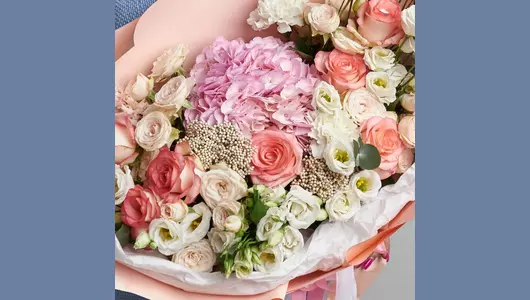 Гортензия и&nbsp;розы в&nbsp;авторском букете «Розовая жемчужина» FMART by flowwow