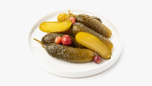Огурцы соленые с&nbsp;вишней