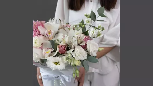 Цветочная композиция в&nbsp;шляпной коробке