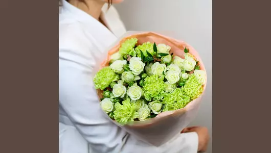 Авторский букет с&nbsp;диантусом и&nbsp;кустовой розой "Летний день" FMART by flowwow