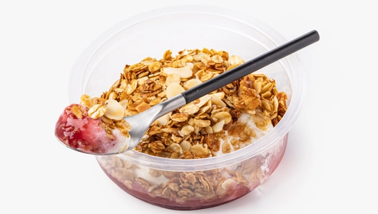 Творожный боул с&nbsp;малиновым наполнителем и&nbsp;гранолой с&nbsp;миндальными лепестками