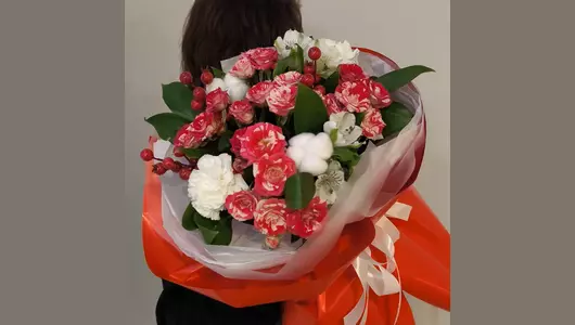 Букет с&nbsp;кустовой розой в&nbsp;ярком оформлении FMART by flowwow