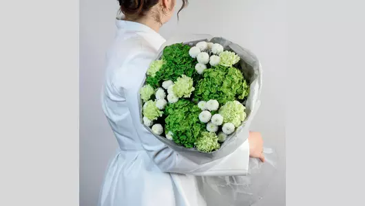 Авторский букет из&nbsp;гортензий и&nbsp;хризантемы "Изумрудная роса" FMART by flowwow