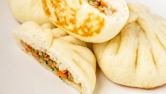 Бао с&nbsp;крабовыми палочками и&nbsp;имбирно-кунжутным соусом