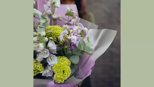 Каскадный букет из&nbsp;дельфиниума, маттиолы и&nbsp;целозии