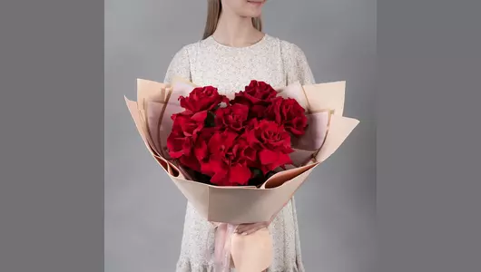 Букет из&nbsp;7 бордовых, французских роз в&nbsp;жёлтой упаковке FMART by flowwow